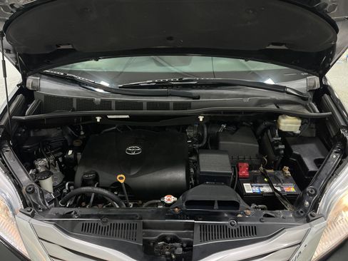 Used 2017 Toyota Sienna XLE w/ XLE Navigation Package FWD image 26
