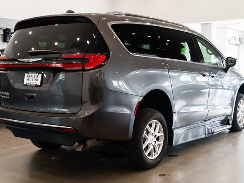 Used 2021 Chrysler Pacifica Touring-L FWD image 4