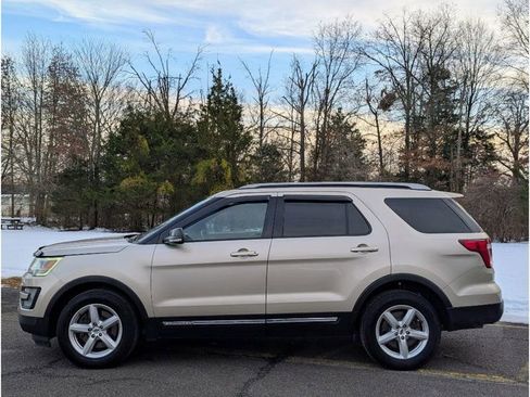 Used 2017 Ford Explorer XLT w/ Equipment Group 202A image 3