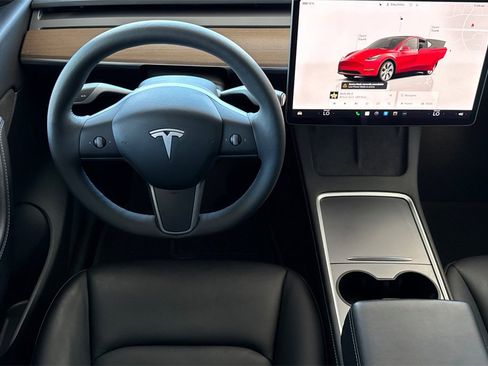 Used 2022 Tesla Model Y Long Range image 14