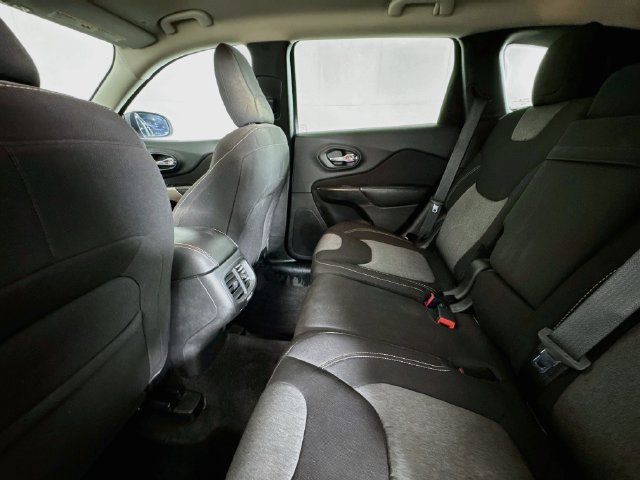 Used 2018 Jeep Cherokee Latitude FWD image 21
