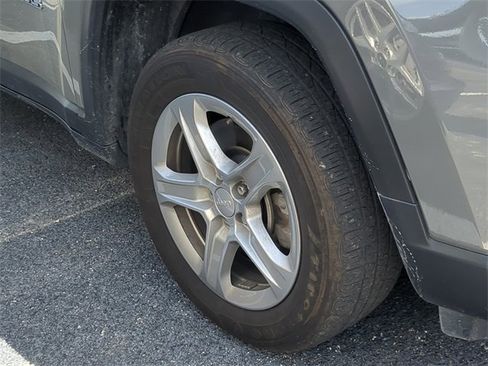 Used 2024 Jeep Compass Latitude image 8