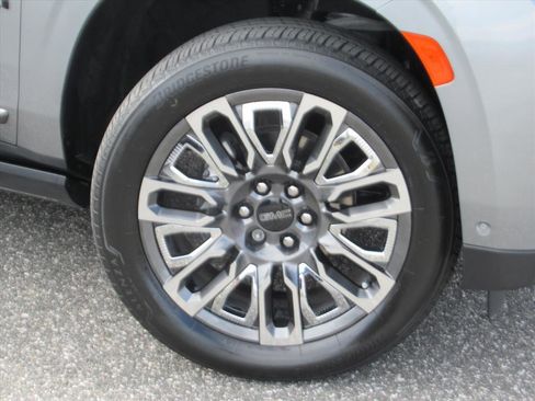 Used 2023 GMC Yukon Denali Ultimate image 7