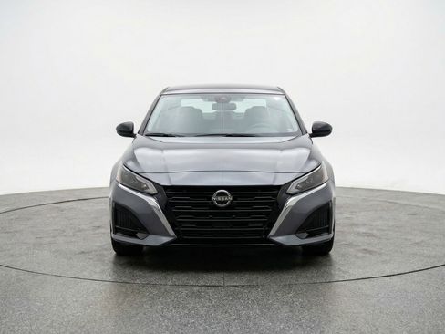 Used 2025 Nissan Altima 2.5 SV image 2