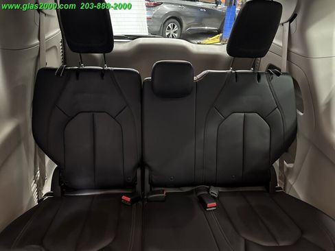 Used 2018 Chrysler Pacifica Touring-L Plus image 21