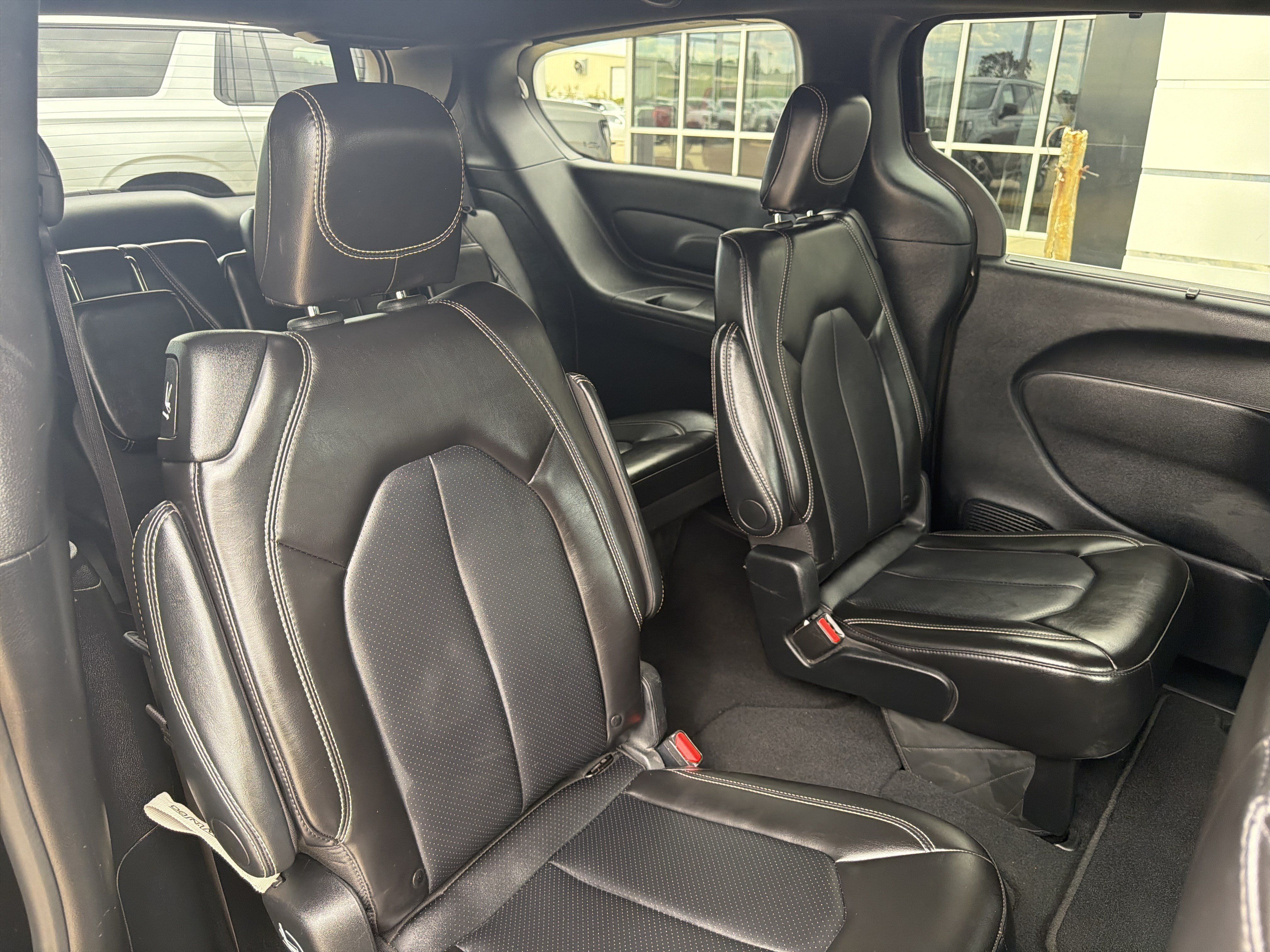 Used 2025 Chrysler Pacifica Select FWD image 8