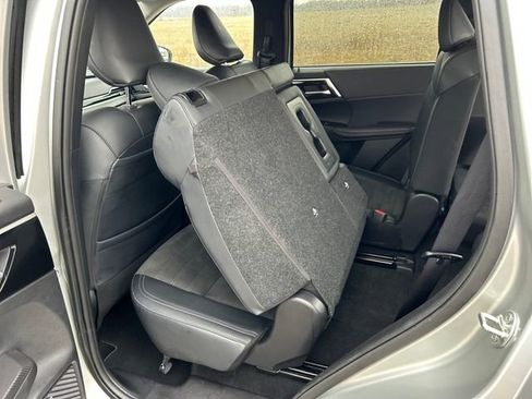 Used 2025 Mitsubishi Outlander SE image 41