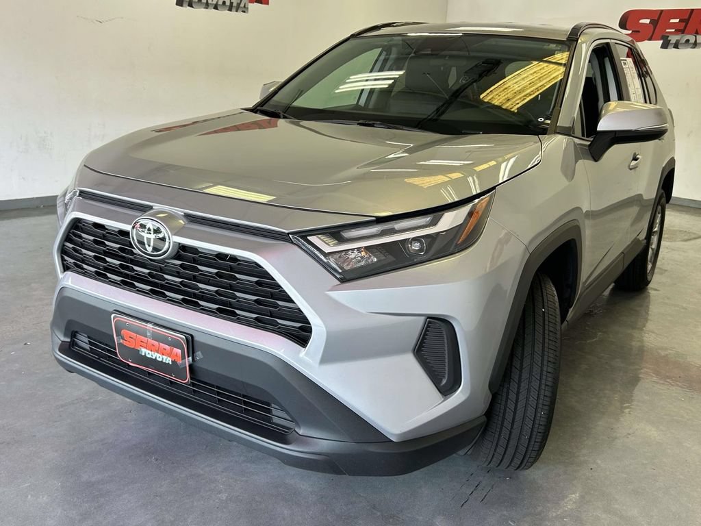 Used 2025 Toyota RAV4 XLE AWD/4WD image 7
