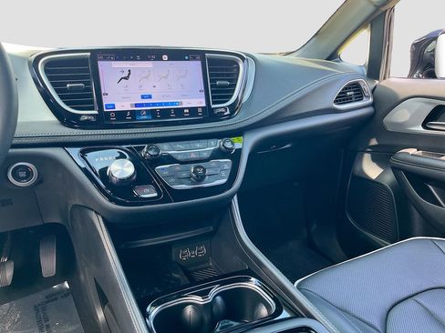 Used 2025 Chrysler Pacifica Limited FWD image 24