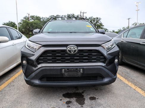 Used 2020 Toyota RAV4 XLE Premium FWD image 4