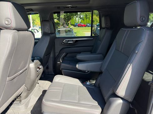 Used 2025 Chevrolet Suburban RST AWD/4WD image 10