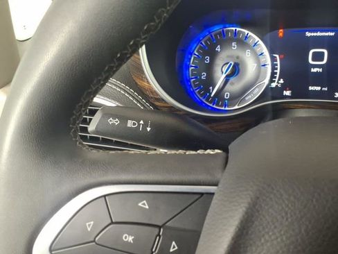 Used 2023 Chrysler Pacifica Limited FWD image 20