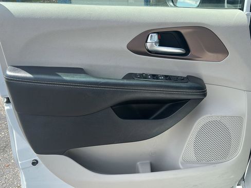 Used 2022 Chrysler Voyager LX image 10