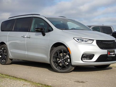 New 2026 Chrysler Pacifica Select AWD/4WD image 2