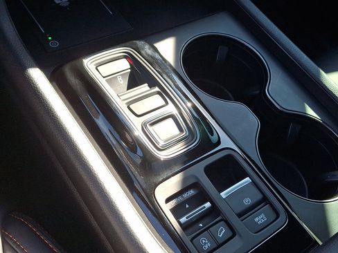 Used 2025 Honda Pilot TrailSport image 18