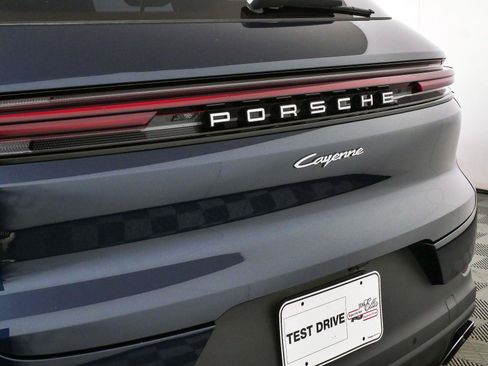 Used 2026 Porsche Cayenne E-Hybrid AWD/4WD image 38