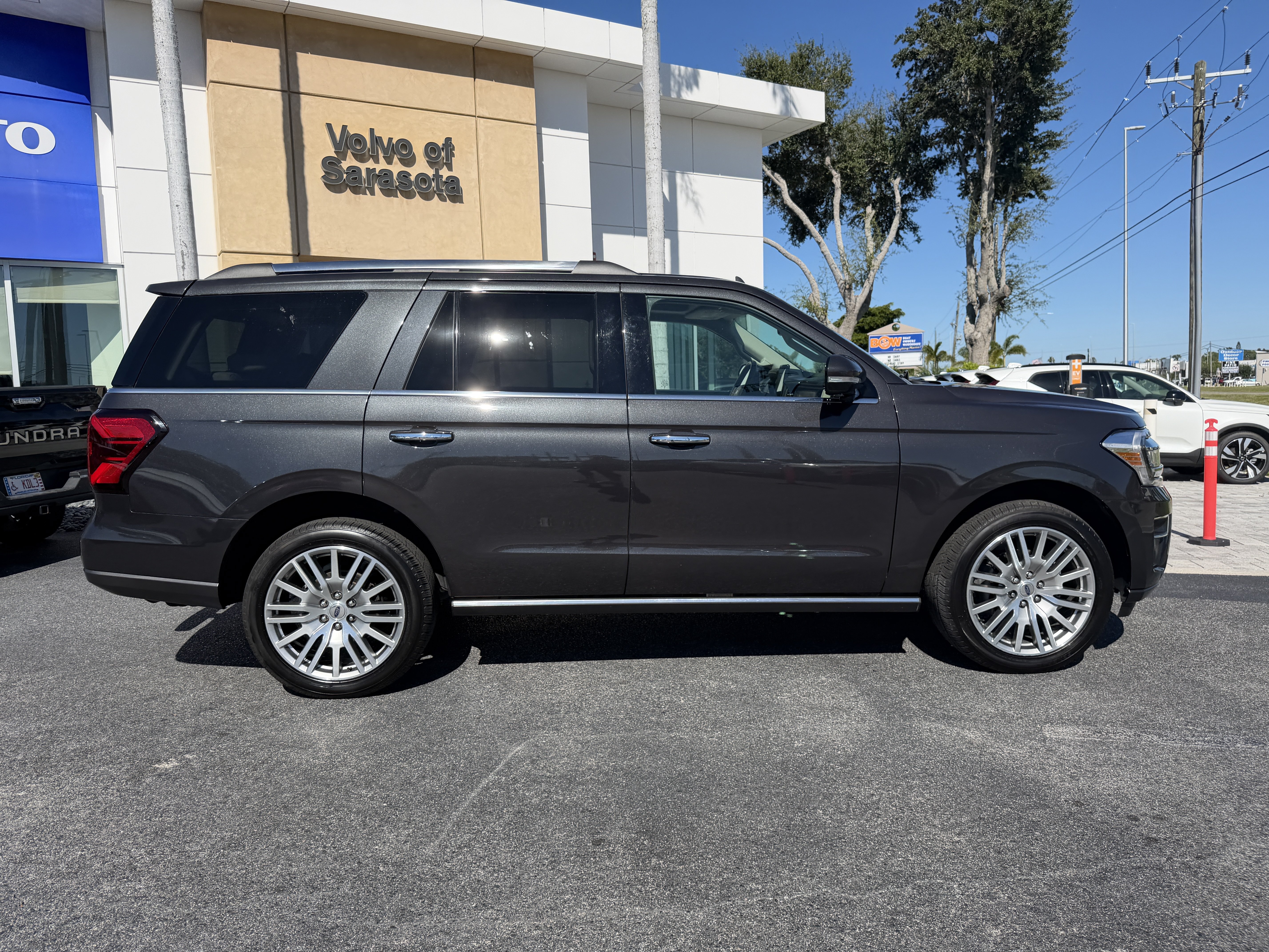 Used 2023 Ford Expedition Limited AWD/4WD image 2