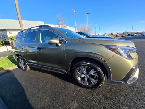 Used 2023 Subaru Ascent Premium w/ Convenience Package image 4