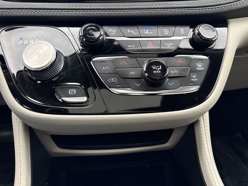 Used 2022 Chrysler Pacifica Limited image 23