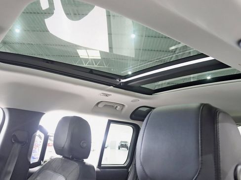 Used 2020 Land Rover Defender 110 SE image 34