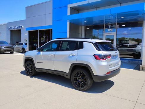 Used 2025 Jeep Compass Latitude w/ Convenience Group AWD/4WD image 10