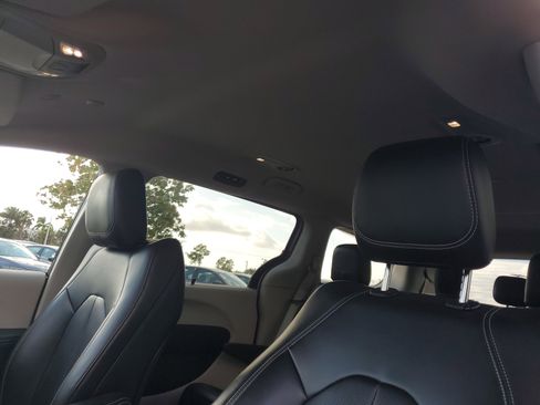 Used 2023 Chrysler Pacifica Touring-L image 24