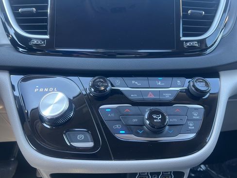 Used 2024 Chrysler Pacifica Touring-L FWD image 29