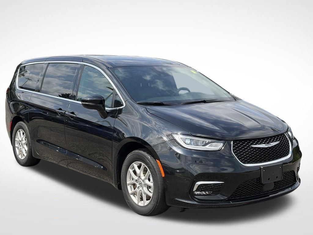 Certified 2025 Chrysler Pacifica Select FWD image 3