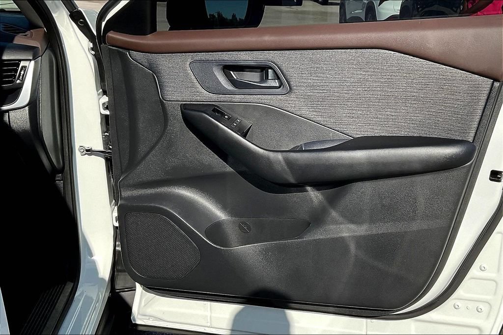 Used 2023 Nissan Rogue S AWD/4WD image 19