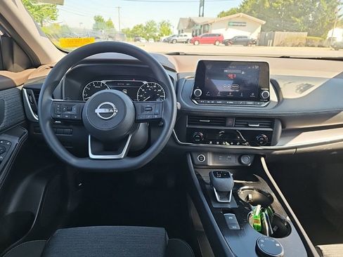Used 2023 Nissan Rogue SV AWD/4WD image 2