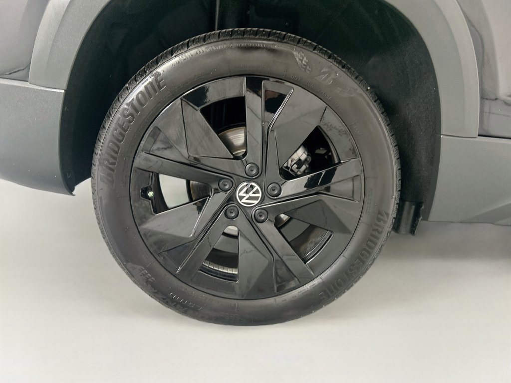 Used 2025 Volkswagen Taos SE w/ Black Wheel Package FWD image 31