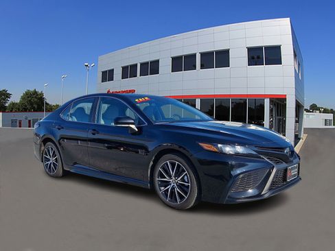 Used 2024 Toyota Camry SE FWD image 1