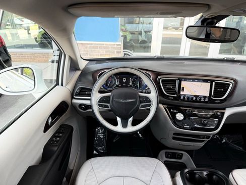 Used 2020 Chrysler Pacifica Limited image 33
