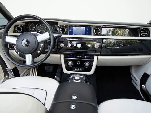 Used 2016 Rolls-Royce Phantom Drophead Coupe image 27