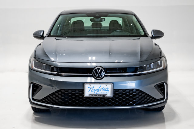 Used 2025 Volkswagen Jetta SE FWD image 4