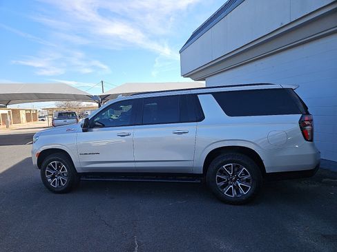 Used 2024 Chevrolet Suburban Z71 w/ Luxury Package image 2