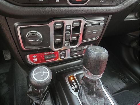 Used 2024 Jeep Gladiator Rubicon w/ Technology Group AWD/4WD image 20