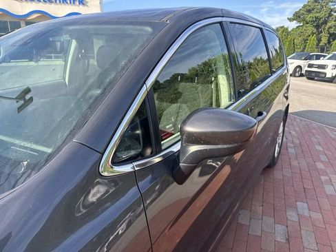 Used 2023 Chrysler Voyager LX FWD image 5