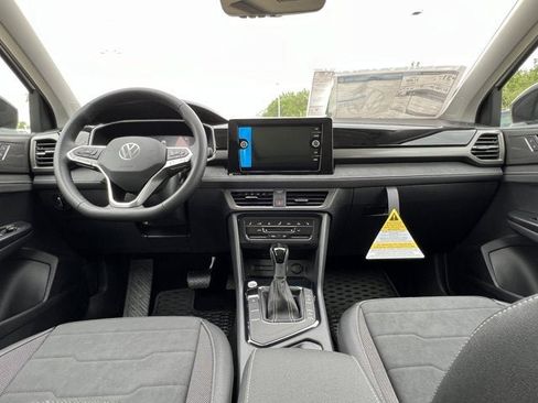 New 2025 Volkswagen Taos SE image 17
