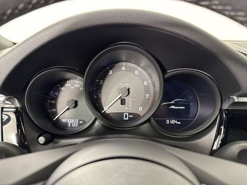 Certified 2025 Porsche Macan AWD/4WD image 37