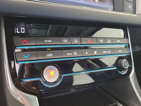 Used 2018 Jaguar XF Premium AWD/4WD image 30