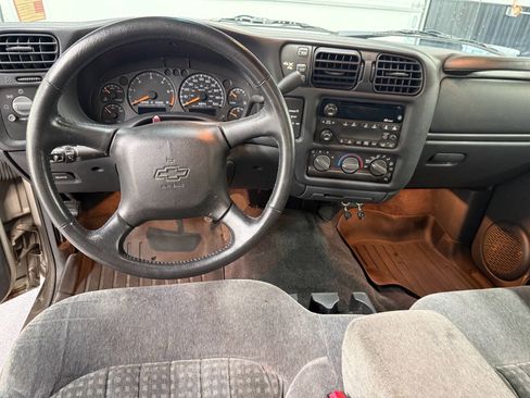 Used 2002 Chevrolet S10 Pickup LS w/ LS Preferred Equipment Group AWD/4WD image 7