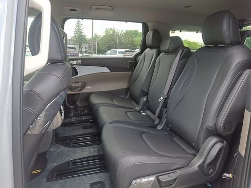 New 2026 Kia Carnival EX FWD image 5
