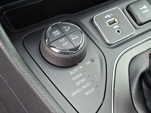 Used 2022 Jeep Cherokee Trailhawk image 23