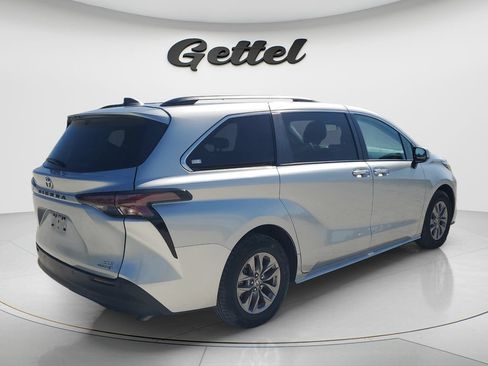 Used 2024 Toyota Sienna XLE FWD image 5