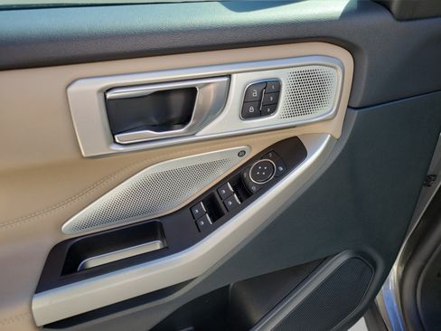Used 2024 Ford Explorer Limited w/ Limited Technology Package RWD image 7