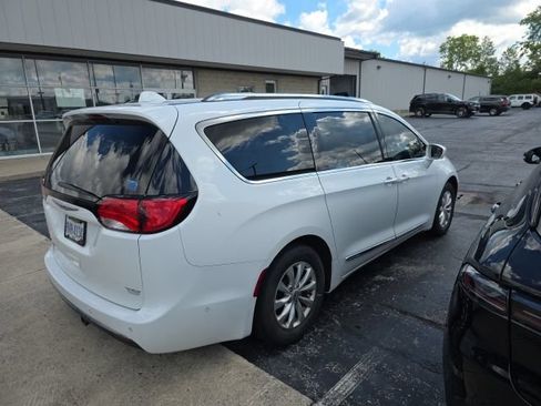 Used 2018 Chrysler Pacifica Touring-L Plus w/ Advanced Safetytec Group FWD image 3