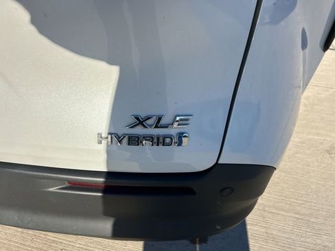 Used 2022 Toyota Sienna XLE image 4