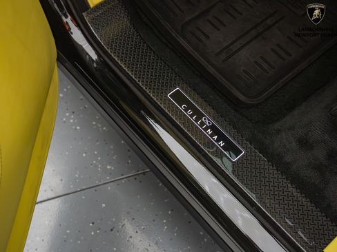 Used 2022 Rolls-Royce Cullinan Black Badge w/ Dark Exterior Package image 27