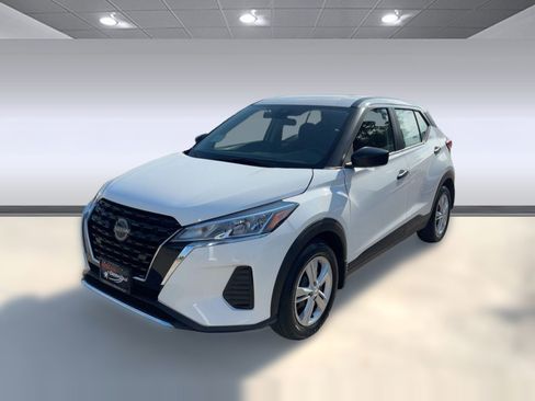 New 2025 Nissan Kicks Play S image 1